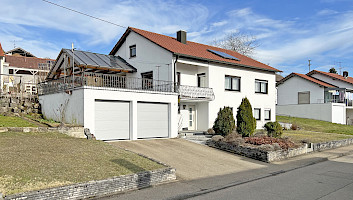 Gepflegtes Wohnhaus mit großer Terrasse in sonniger Lage